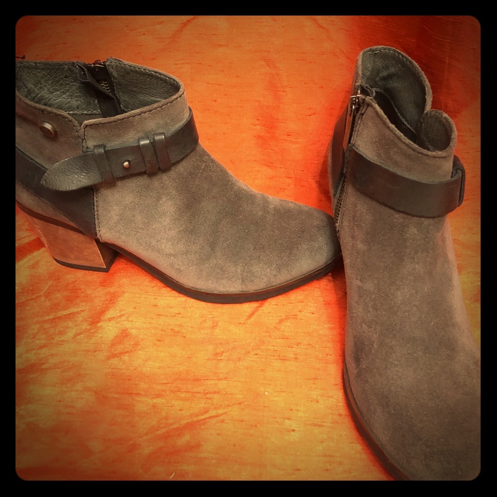 Bussola Gray suede booties